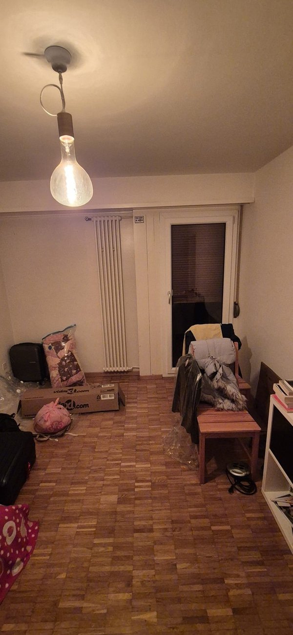 Mit Balkon. Ein bisschen chaotisch momentan sry^^