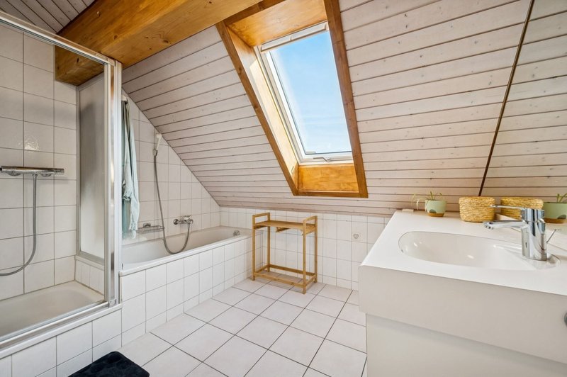 Badezimmer mit Dusche und Badewanne