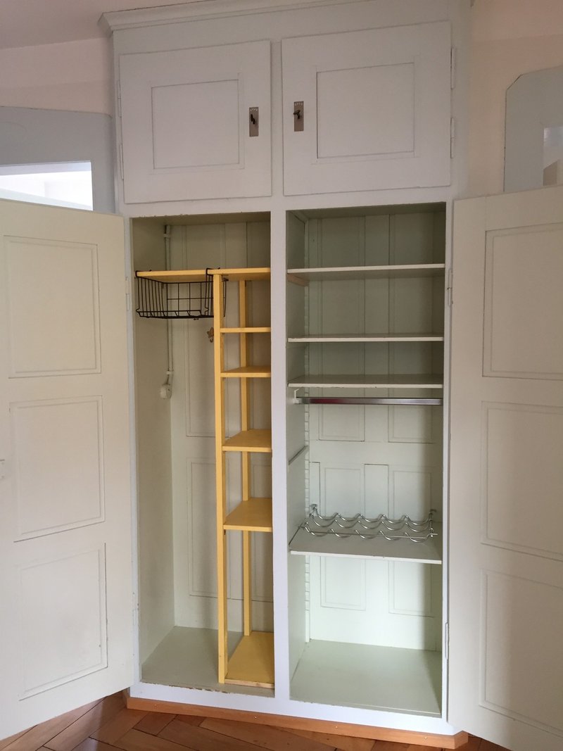 Funktionaler Einbau-Schrank im Eingangsbereich