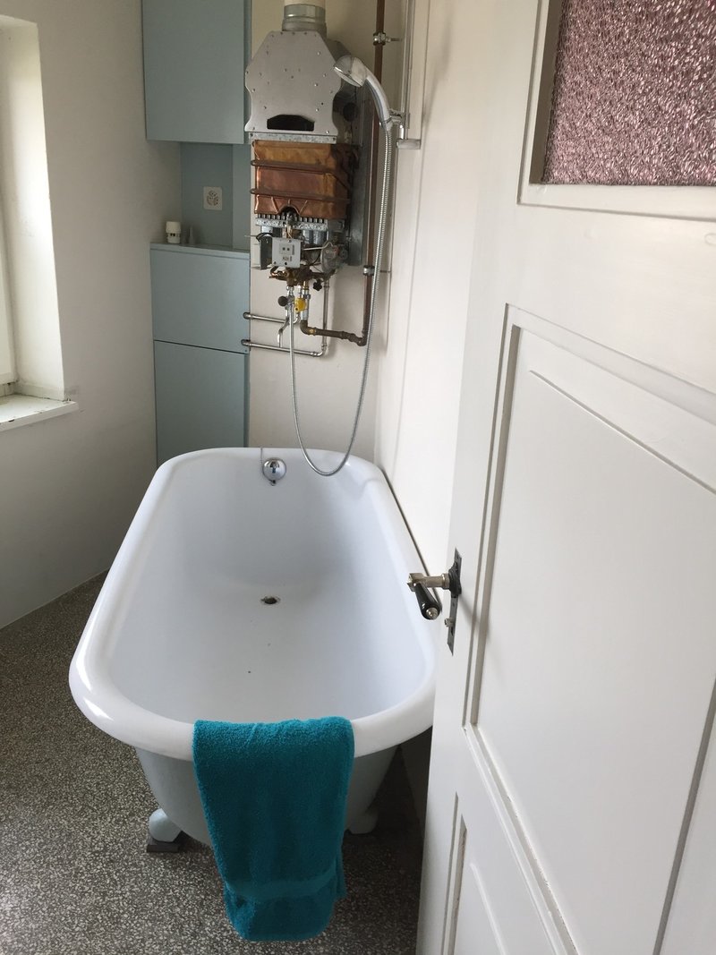 Bad, Terazzoboden mit Fuss-Badewanne, Seesicht (Lavabo nicht im Bild)