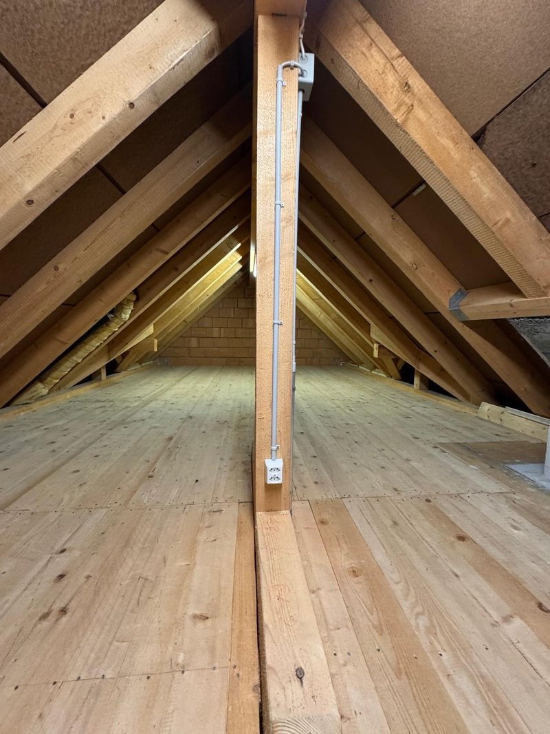 Estrich mit Licht und Steckdose