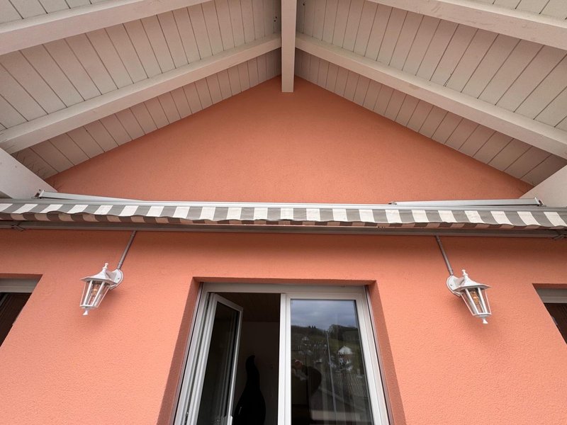 Balkon mit Licht und elektrischer Sonnenstore