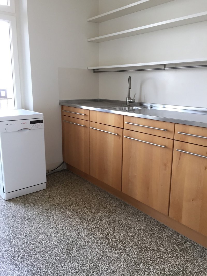 Moderne buchen Küche mit Terazzoboden und Terrasse