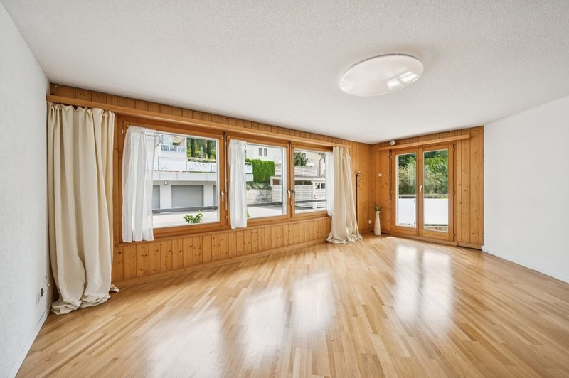 Gemütliches Wohnzimmer mit Fensterfront