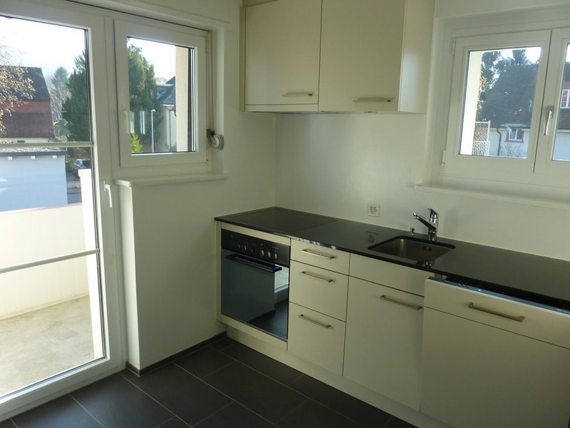 Küche mit Ausgang zum Balkon