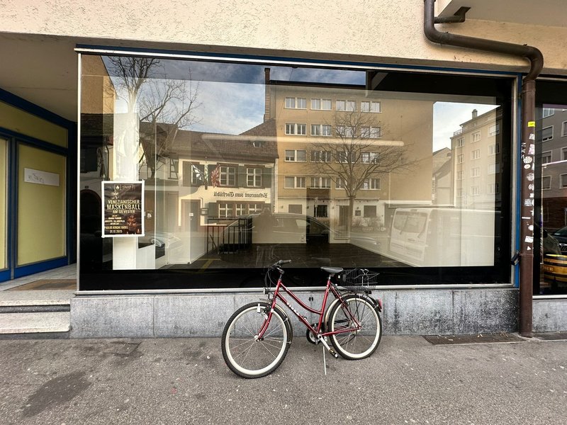 Grosses Schaufenster von der Strasse