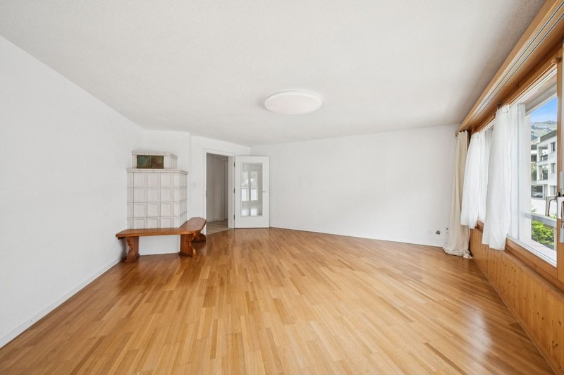 Heller Wohnbereich mit Kachelofen