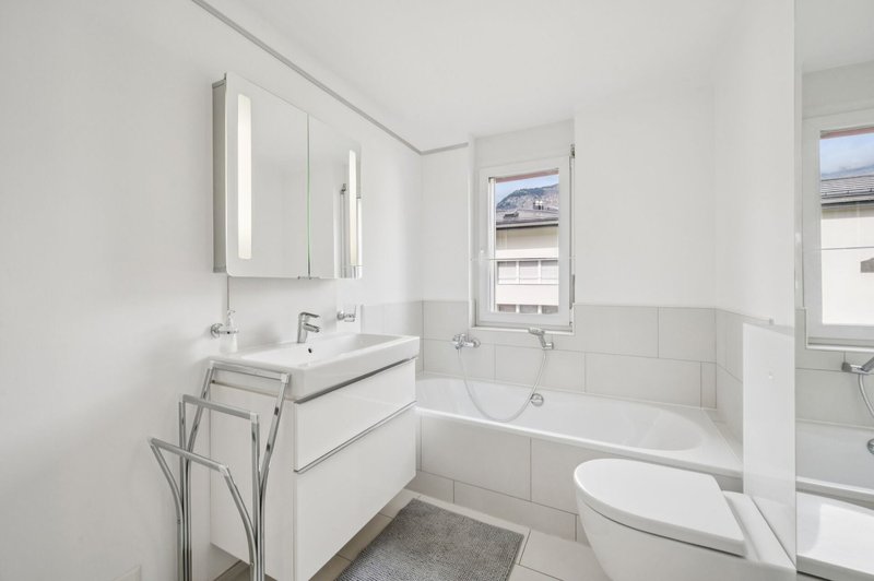 Helles Badezimmer mit Tageslicht