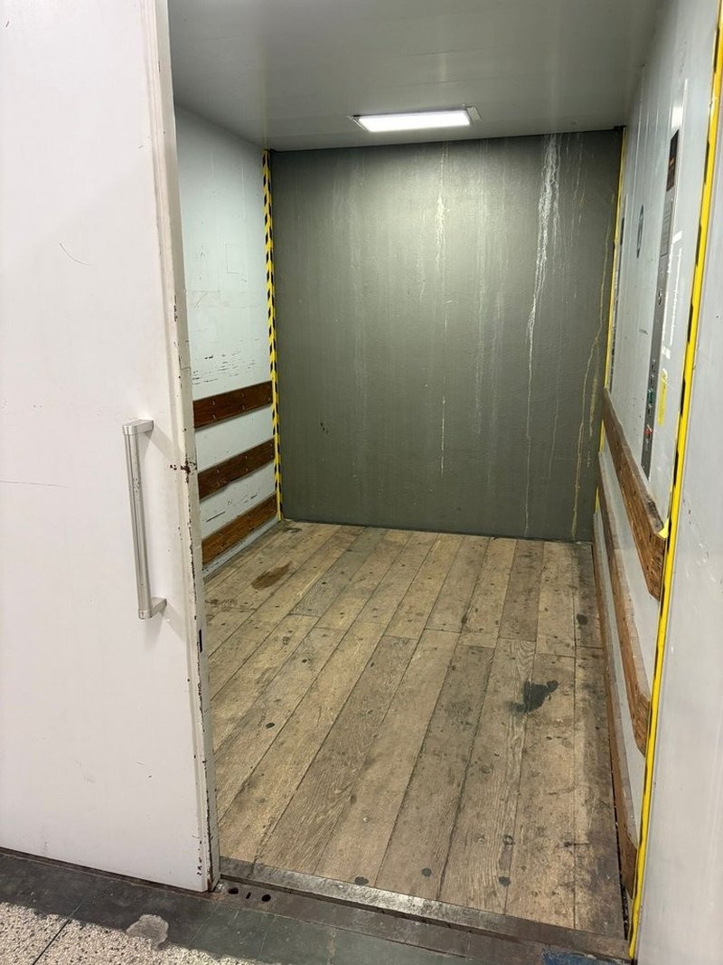 Warenaufzug (bei Eingang Lager)