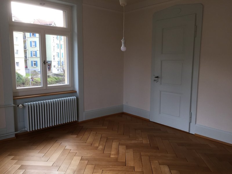 Erker-Zimmer mit drei Verbindungstüren