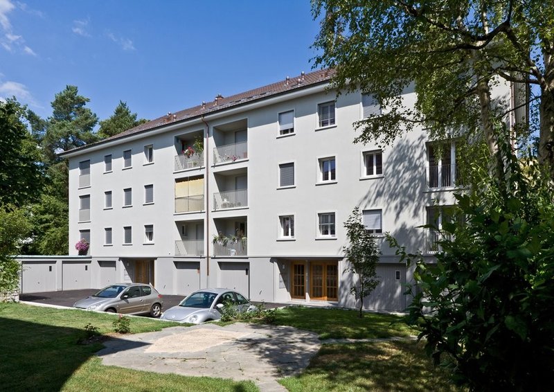 Fassade mit Blick auf Abstellplätze