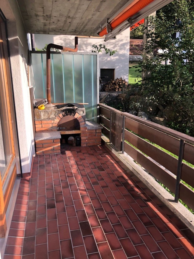 Balkon mit Pizzaofen