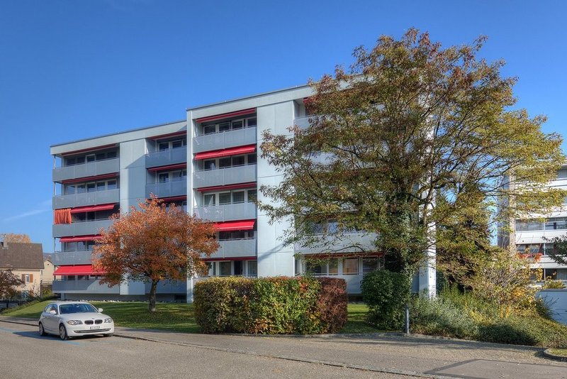 Garageneinfahrt am rechten Bildrand