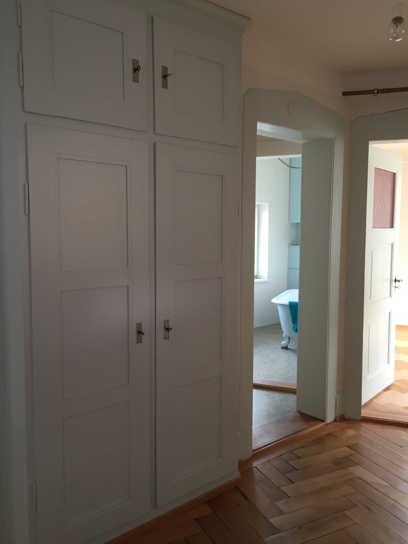 Grosszügige Eingangsbereich mit Einbauschrank links geht’s zu Bad und WC