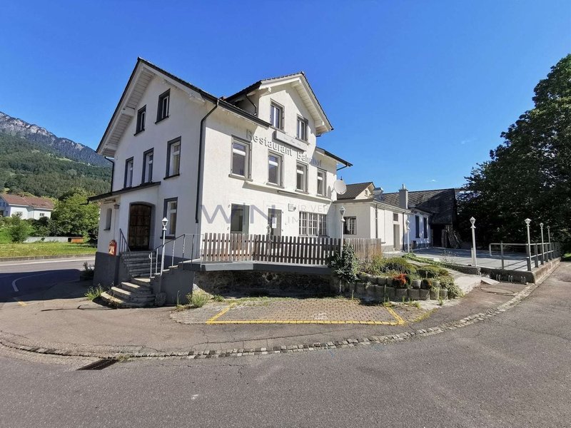 Terrasse / weitere Parkplätze