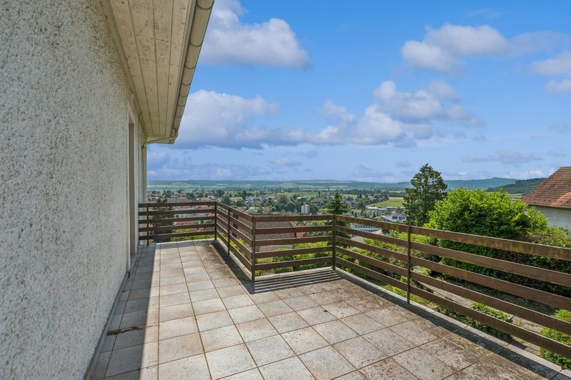 Sonniger Balkon mit Panorama-Aussicht
