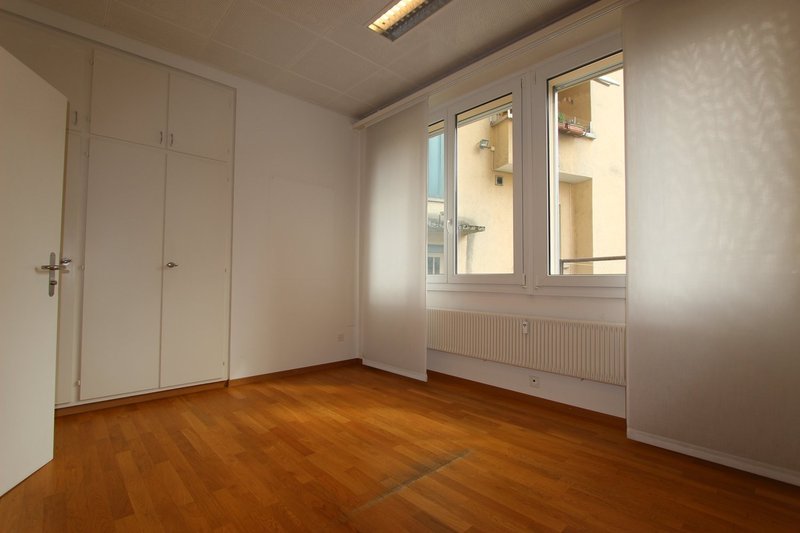 Büro 2 mit Einbauschränken