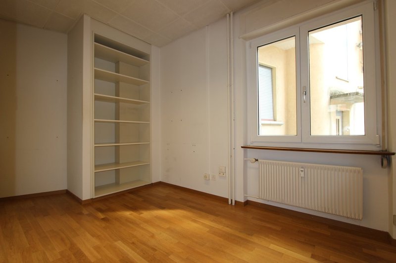 Büro 1 mit Einbauschränken