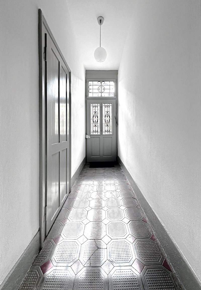 Porte principale, ouverture par interphone depuis appartement, corridor haut plafond 3 mètres