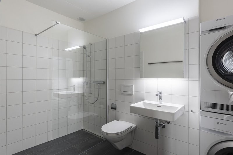 Nasszelle mit Dusche - Musterfoto