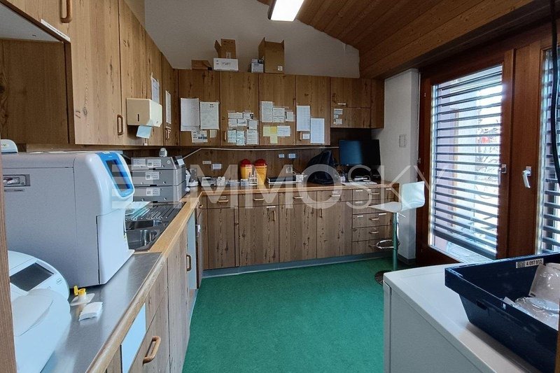 Laborküche mit direktem Zugang auf Terrasse