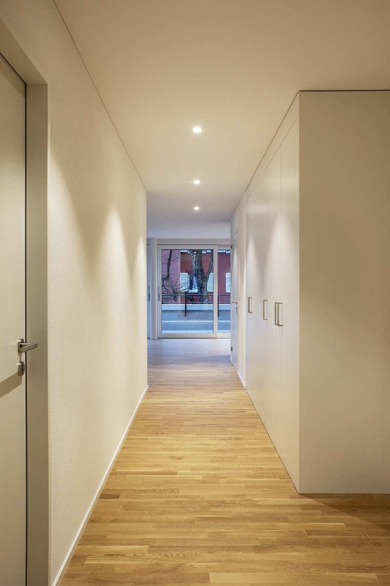 Entrée mit grossen Einbauschränken