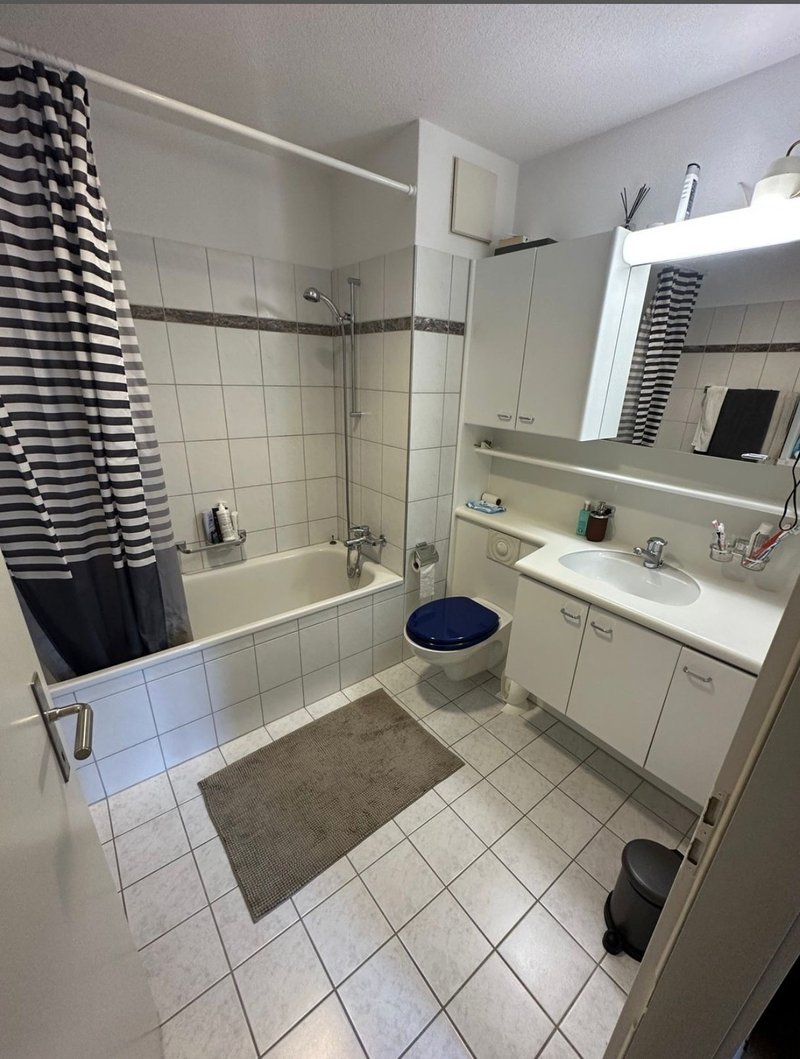 Eines der zwei Bäder