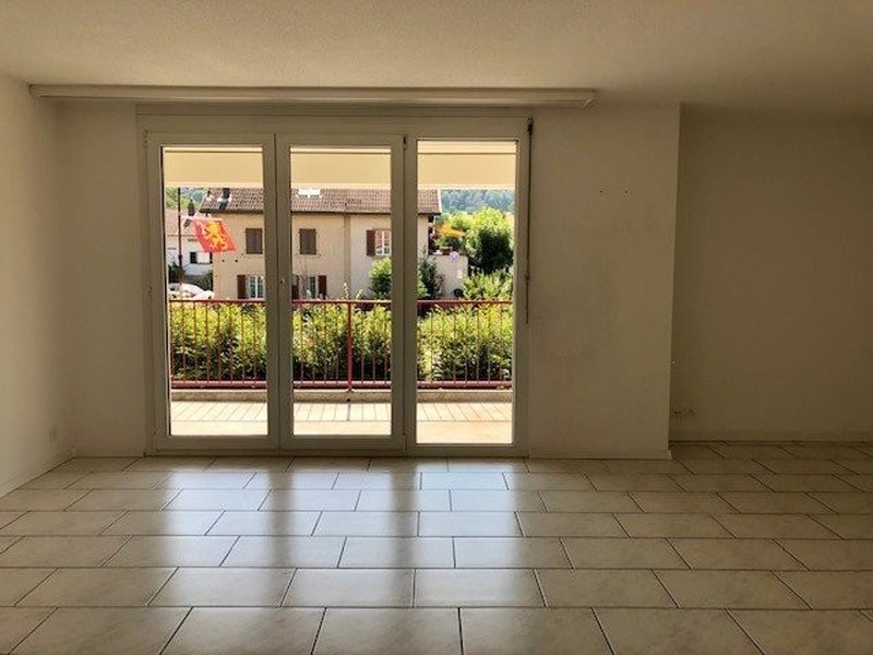 Wohnzimmer mit Plattenboden