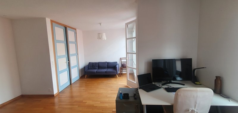 Lichtdurchflutetes Zimmer mit Balkon