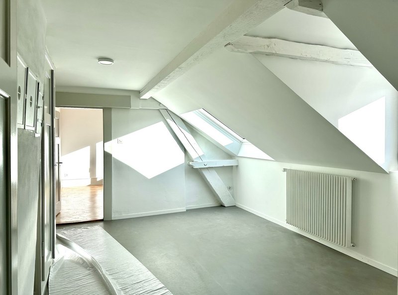 Séjour living  27 m², armoires intégrées, 2 VELUX, sol linoléum isolant, vue dégagée, prise 5G