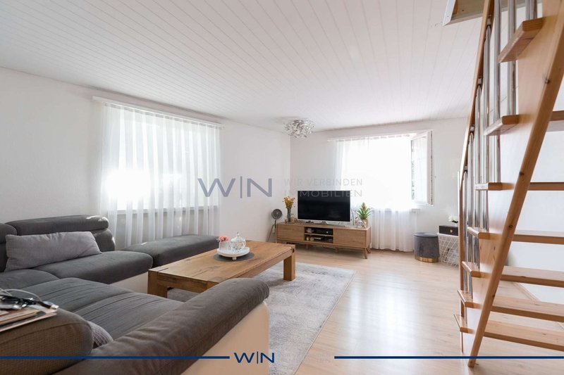 lichtdurchflutetes Wohnzimmer