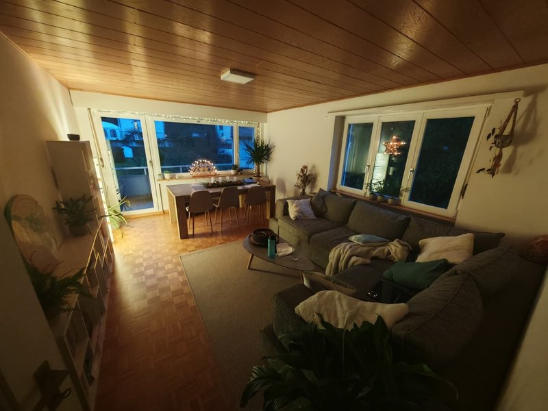 gr. helles Wohnzimmer mit gem. Couch