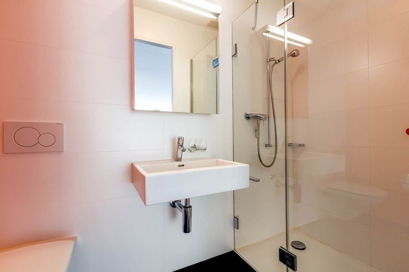 Nasszelle mit Dusche/WC - Musterfoto 