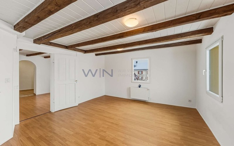 Mehrere grosse Zimmer mit Fenstern über Eck