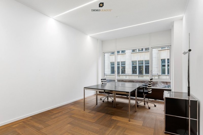 Auf 21.3 m² überzeugt der Büroraum I durch Transparenz und Lichttiefe.