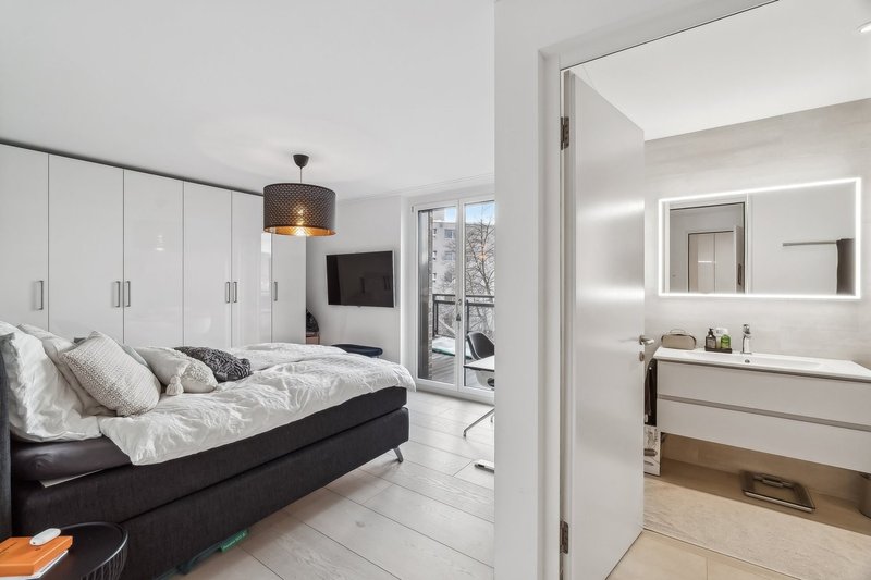 Schlafzimmer mit angrenzendem Badezimmer