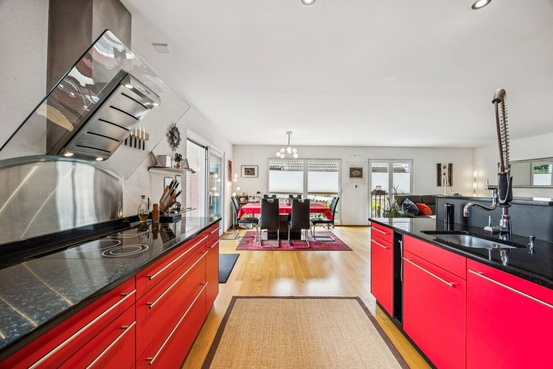 Offene, moderne Küche mit Insel