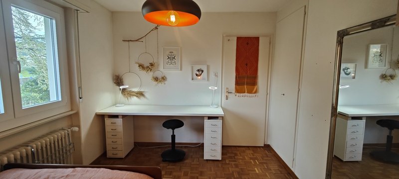 Bureau, déco et tabouret avec rangements