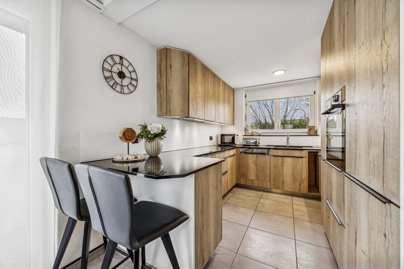 Stilvolle Küche mit Sitzgelegenheit