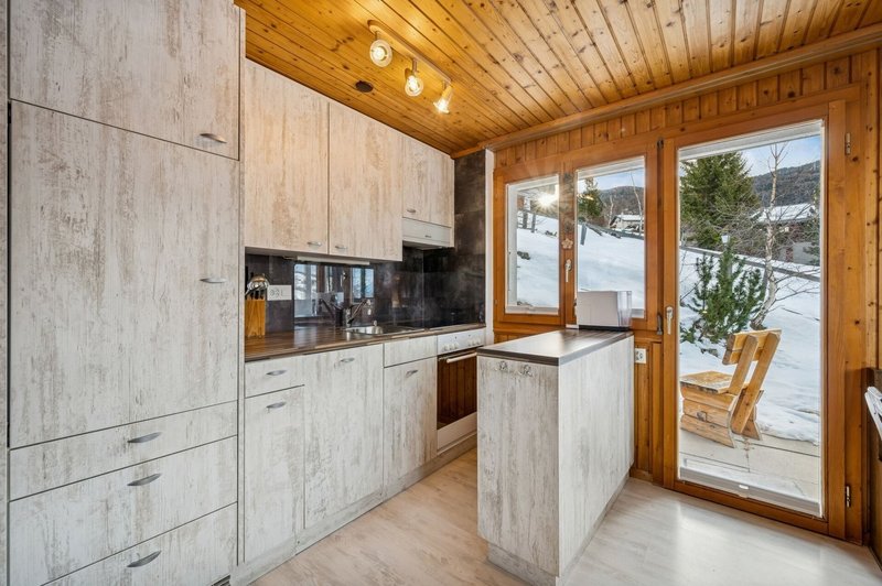 Alpine Küche mit Gartenzugang