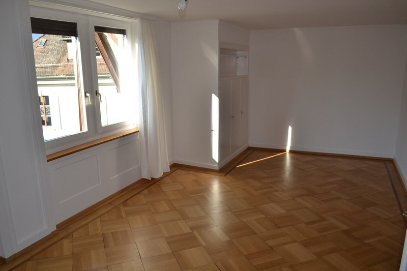 Wohnzimmer mit Aussicht auf den Rathausplatz und Bergsicht