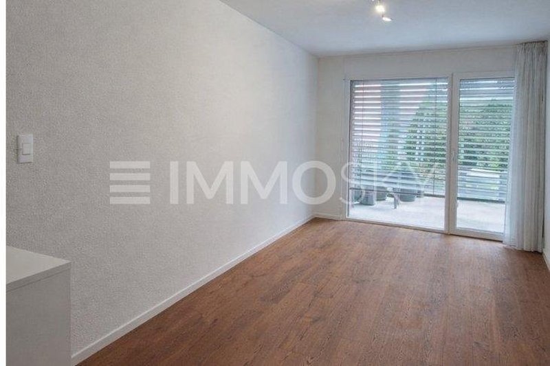 Kinderzimmer oder Büro mit direktem Terrassenzugang