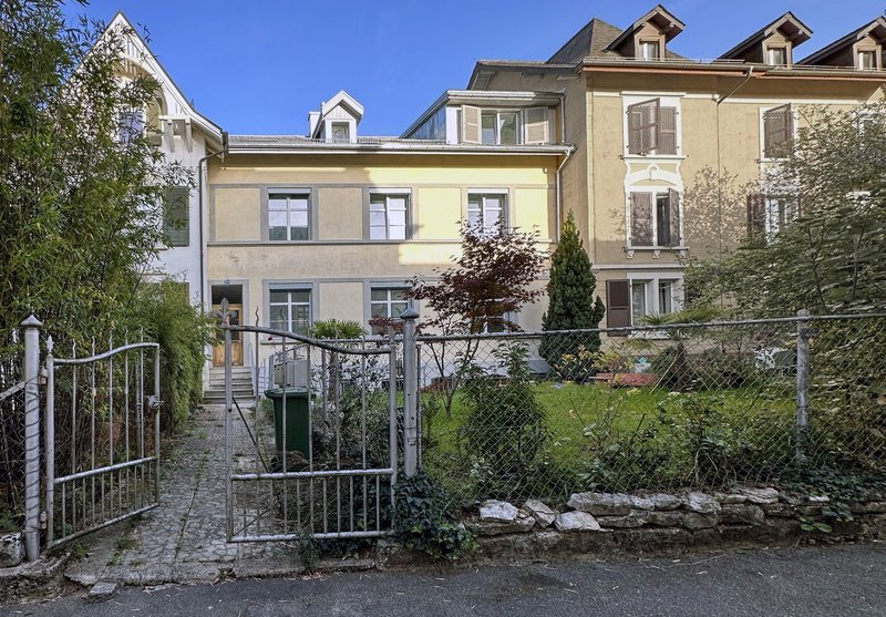 Rue du Stand 23a / Schützengasse 23a 2502 Biel/Bienne REBBERG/BEAUMONT   Allée entrée, jardin clos commun de 100m2 avec terrasse, meublé, possibilité grillades