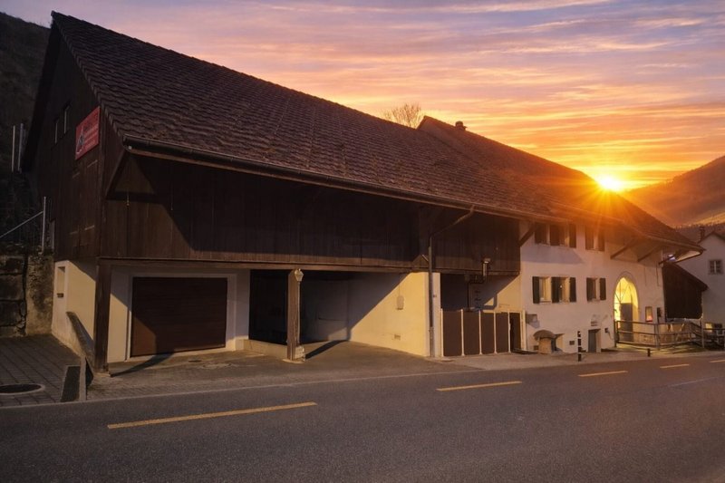 Haus mit riesiger Scheune, Pferdestall,