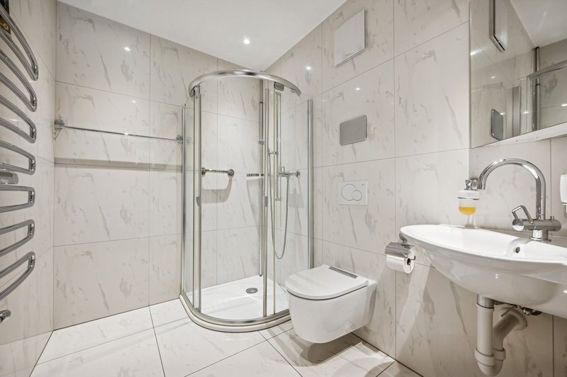 Badezimmer mit Dusche