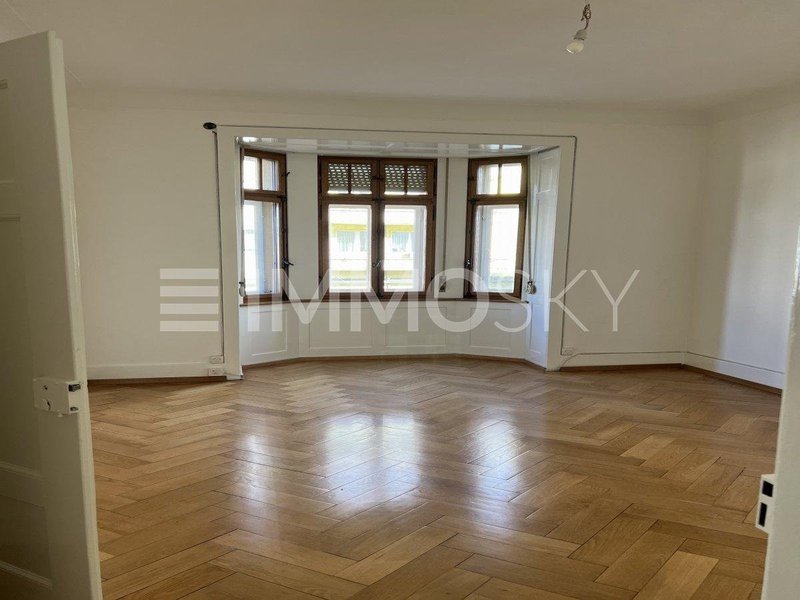 Lichtdurchflutetes Zimmer