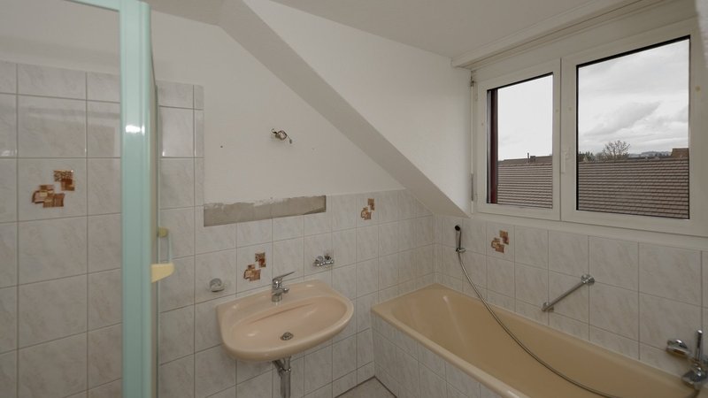 Badezimmer mit Dusche, Badewanne, ....