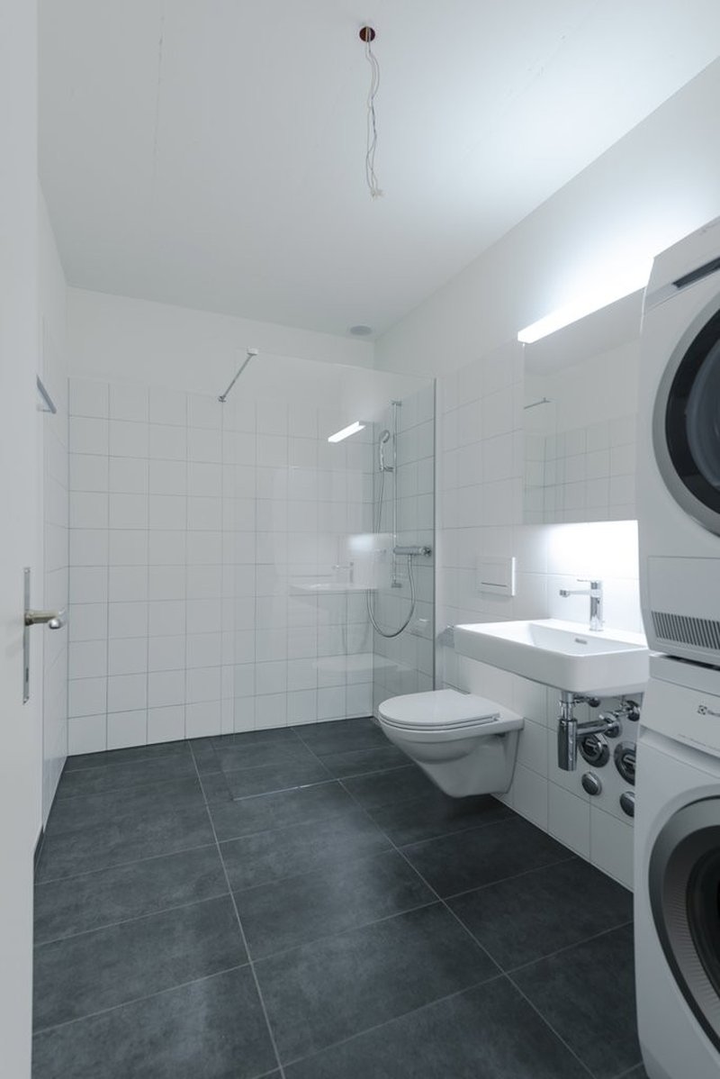 Nasszelle mit Dusche und Waschturm - Musterfoto