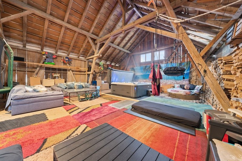 Im Obergeschoss befindet sich die Scheune mit 150m2. Hier sind einem keine Grenzen gesetzt.