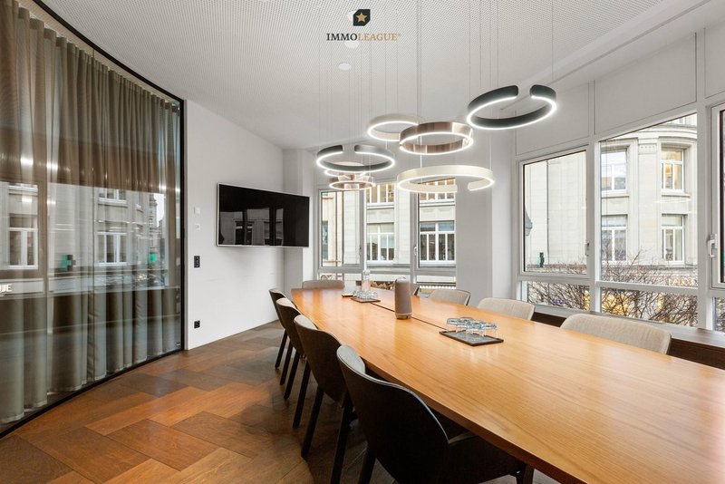 Der lichtdurchflutete Meetingraum bietet einen repräsentativen Rahmen für Besprechungen und kann nach Absprache mitgenutzt werden.